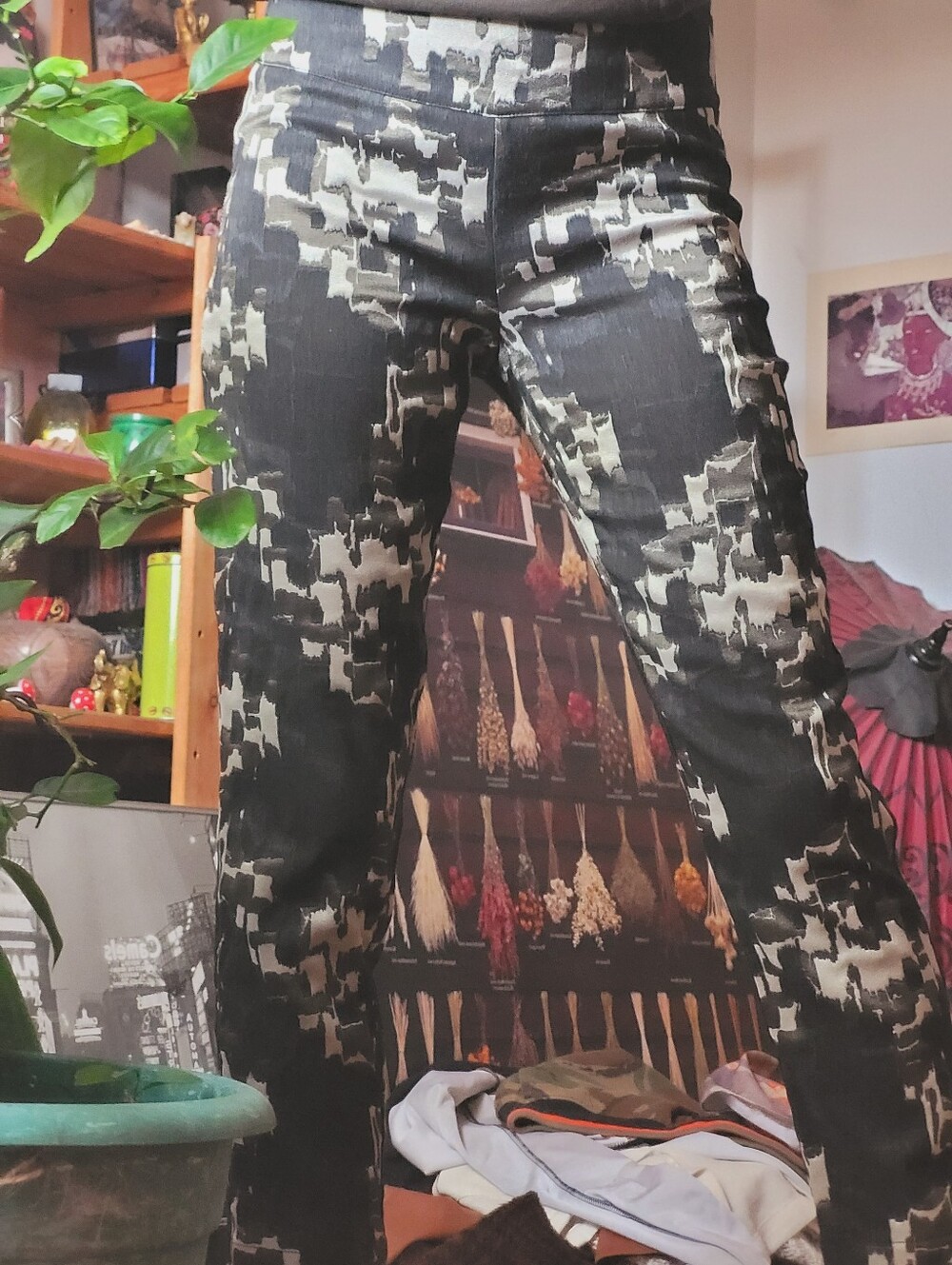 Sarah Pacini Soumia Camouflage Tappered Leg Cropped Length Pants - Size 1
